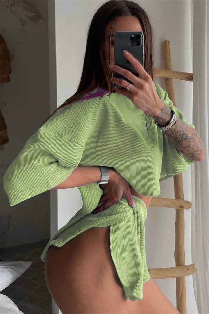 Ensemble femme avec crop-top et shorts en tricot gaufré – décontracté et confortable