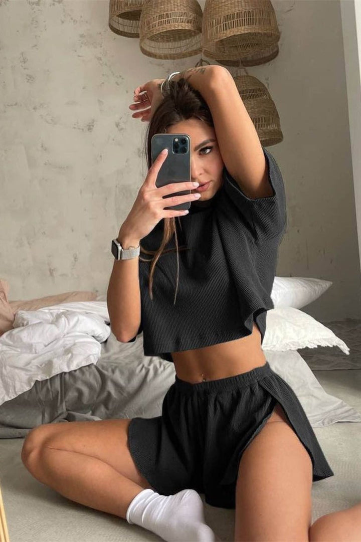 Ensemble femme avec crop-top et shorts en tricot gaufré – décontracté et confortable
