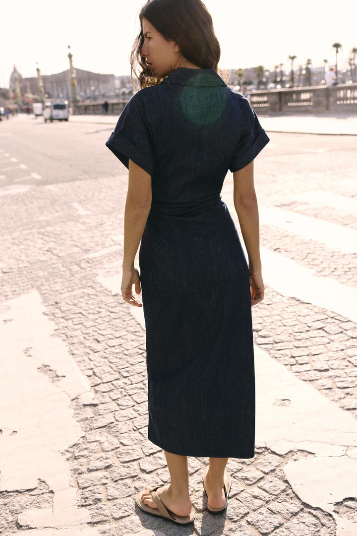 Robe midi pour femmes en denim avec patte de boutonnage et ceinture à la taille – robe d'été décontractée et chic
