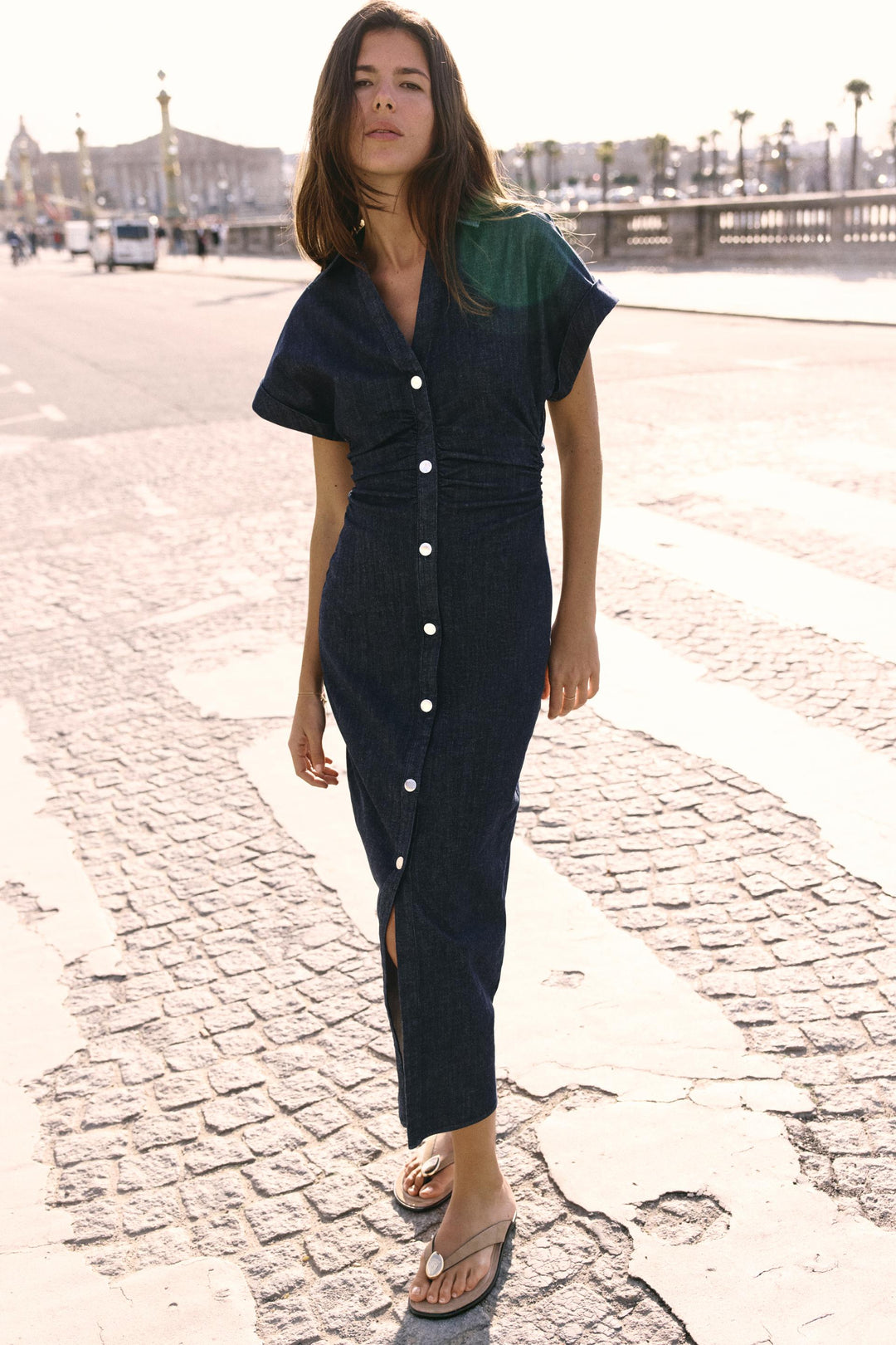 Robe midi pour femmes en denim avec patte de boutonnage et ceinture à la taille – robe d'été décontractée et chic