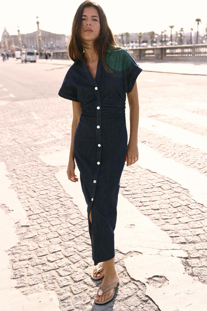 Robe midi pour femmes en denim avec patte de boutonnage et ceinture à la taille – robe d'été décontractée et chic
