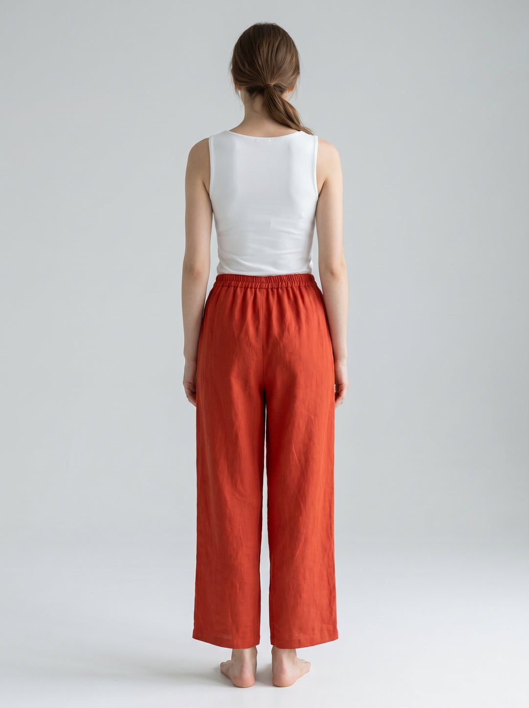 Model achterkant rote Leinenhose