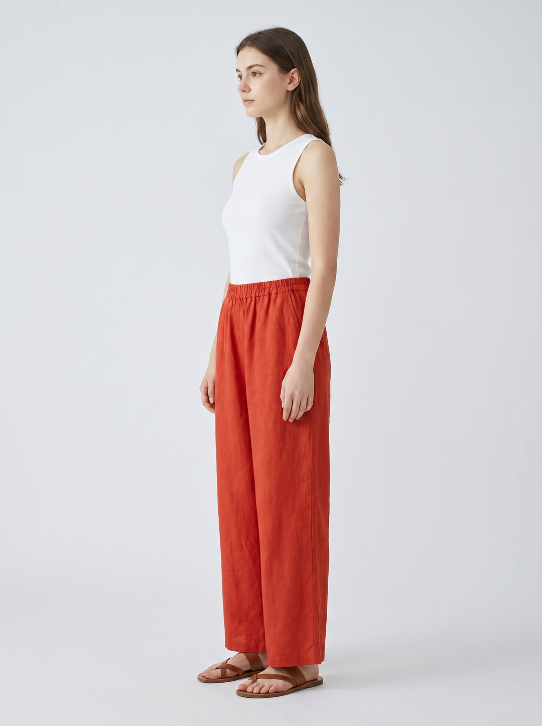 Model zijkant rote Leinenhose
