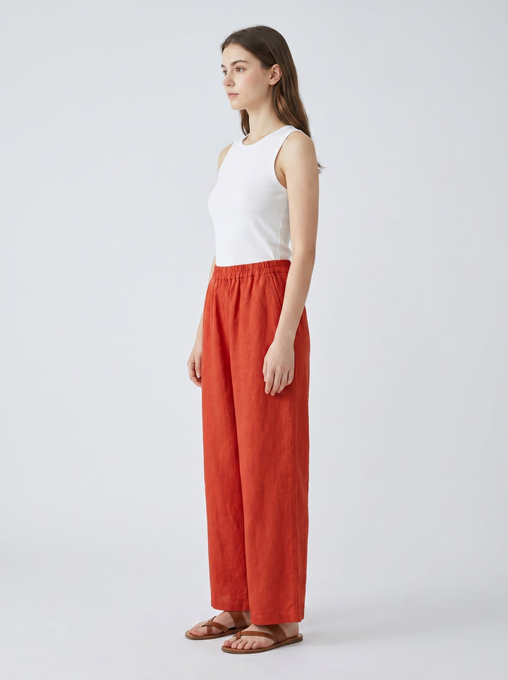 Model zijkant rote Leinenhose