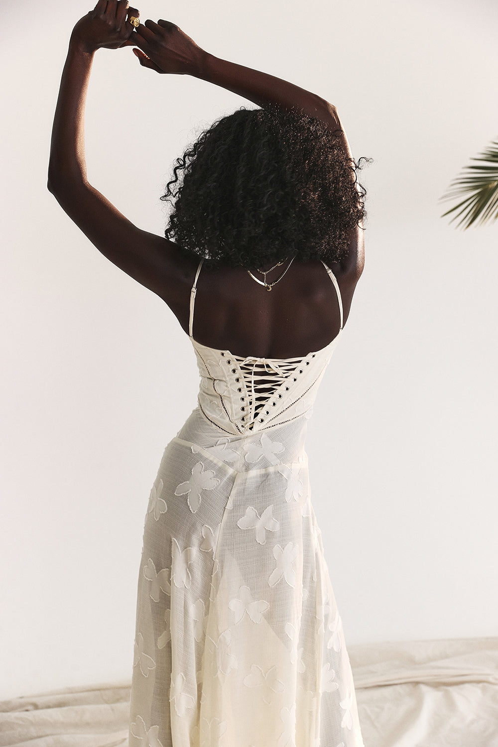 Elegancka długa suknia z trójwymiarowymi różami i wycięciem na plecach