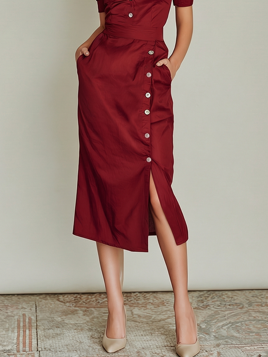 Satin-Midikleid in Burgunderrot mit Knopfleiste