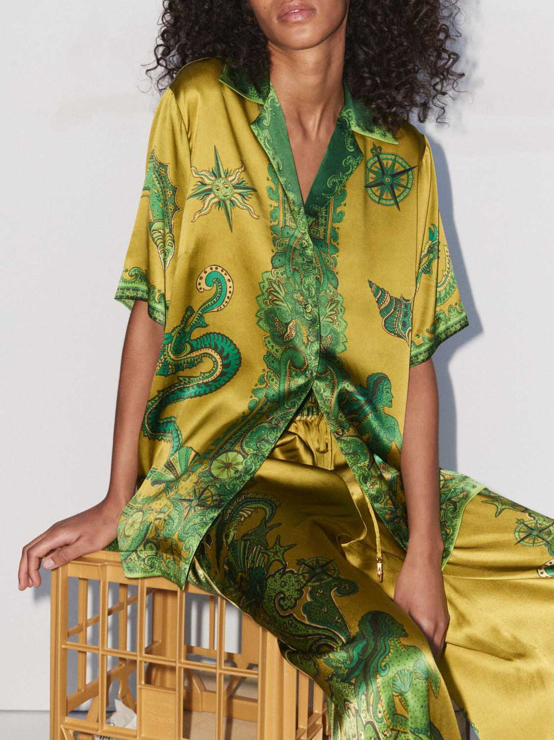 Chemisier en satin à imprimé floral unique pour femmes avec patte de boutonnage ample – Chemisier élégant