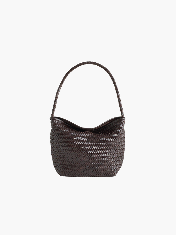 Diseño atemporal con bolsillo interior y cierre de solapa