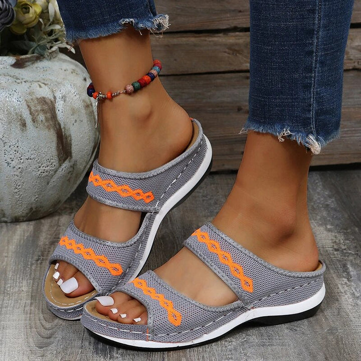 Damskie sandały boho na płaskiej podeszwie – letnie klapki typu slip-on