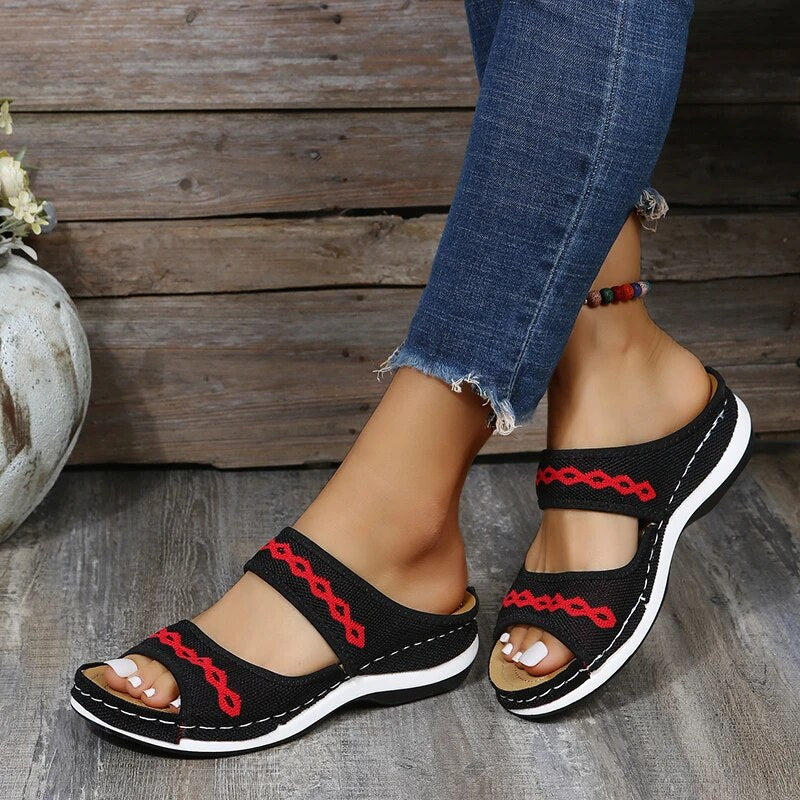 Damskie sandały boho na płaskiej podeszwie – letnie klapki typu slip-on