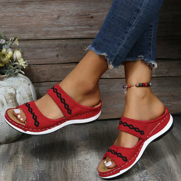 Damskie sandały boho na płaskiej podeszwie – letnie klapki typu slip-on