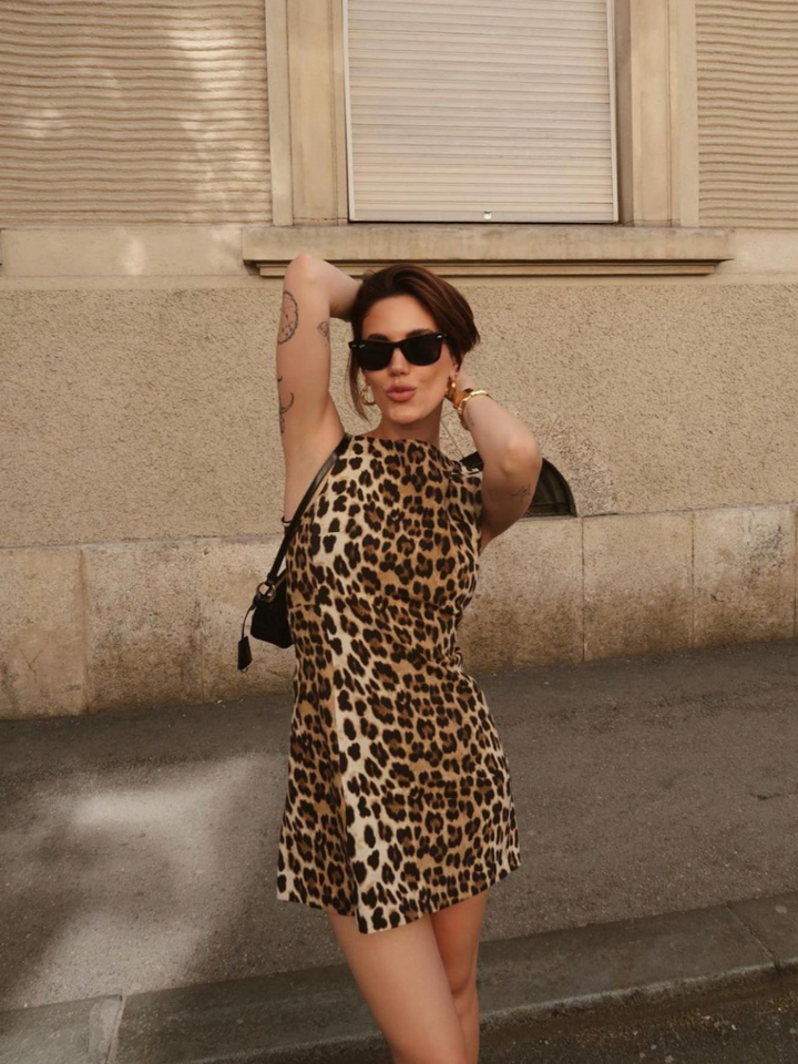Leopardenprint Mini-Kleid – Ärmellos, Stretch, Hoher Kragen