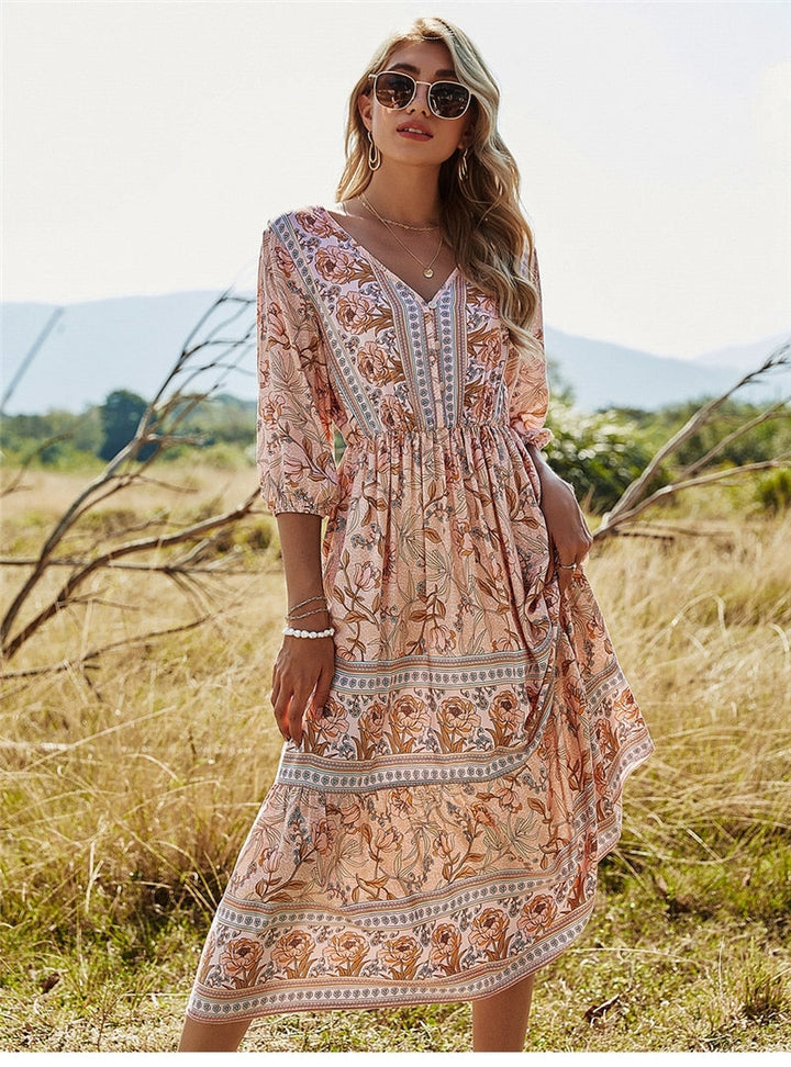 Sukienka maxi w stylu boho – dekolt w serek, rękawy 3/4, wzór kwiatowy