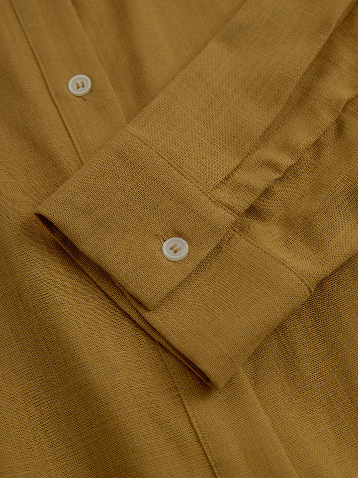 Senfgelbes Hemdblusen-Midikleid aus Leinen-Mix