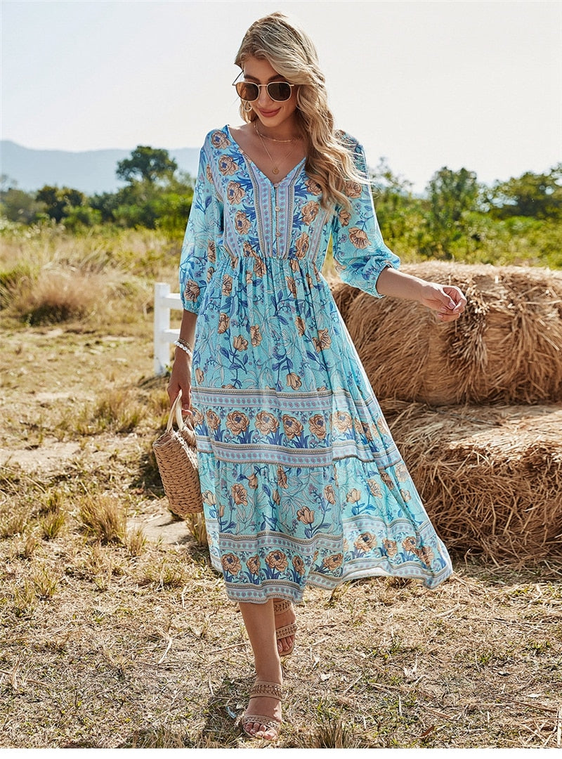 Sukienka maxi w stylu boho – dekolt w serek, rękawy 3/4, wzór kwiatowy