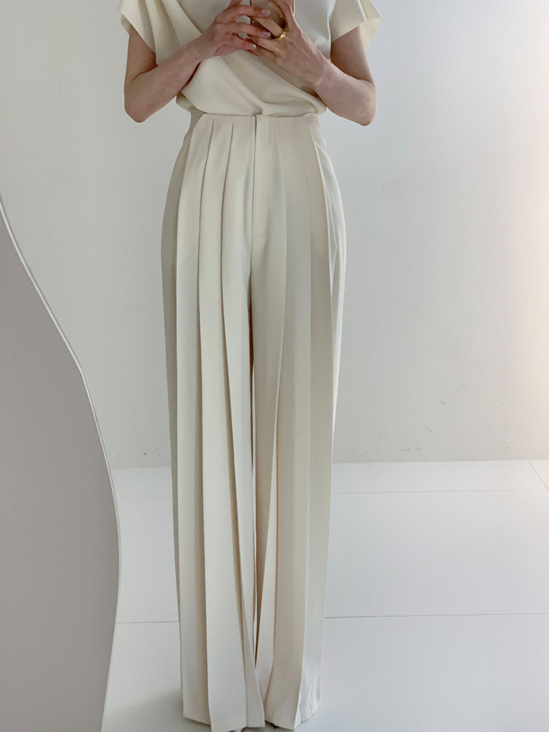 Elegant high-waist pleated pants with wide leg – office & leisure
