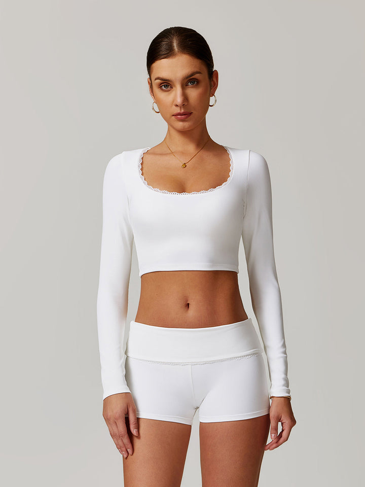 Haut de crop pour femmes avec décolleté carré et volants – Coupe ajustée