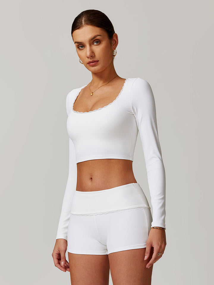 Haut de crop pour femmes avec décolleté carré et volants – Coupe ajustée