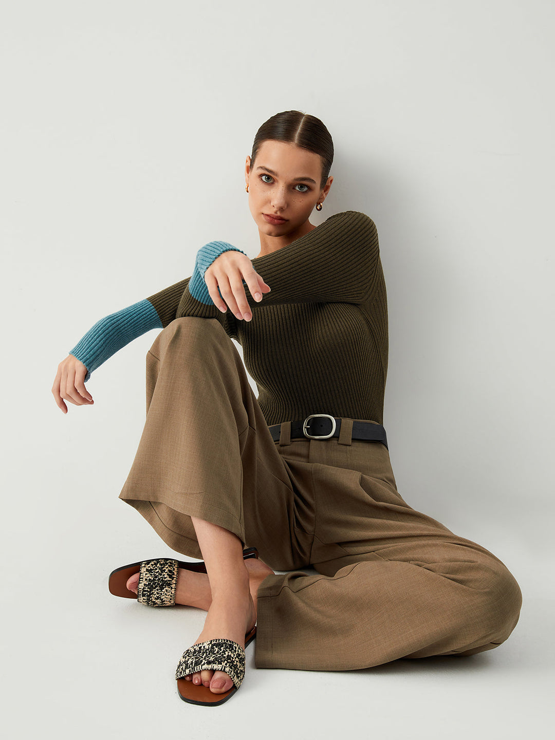 Women's long-sleeve knit top with contrast sleeves