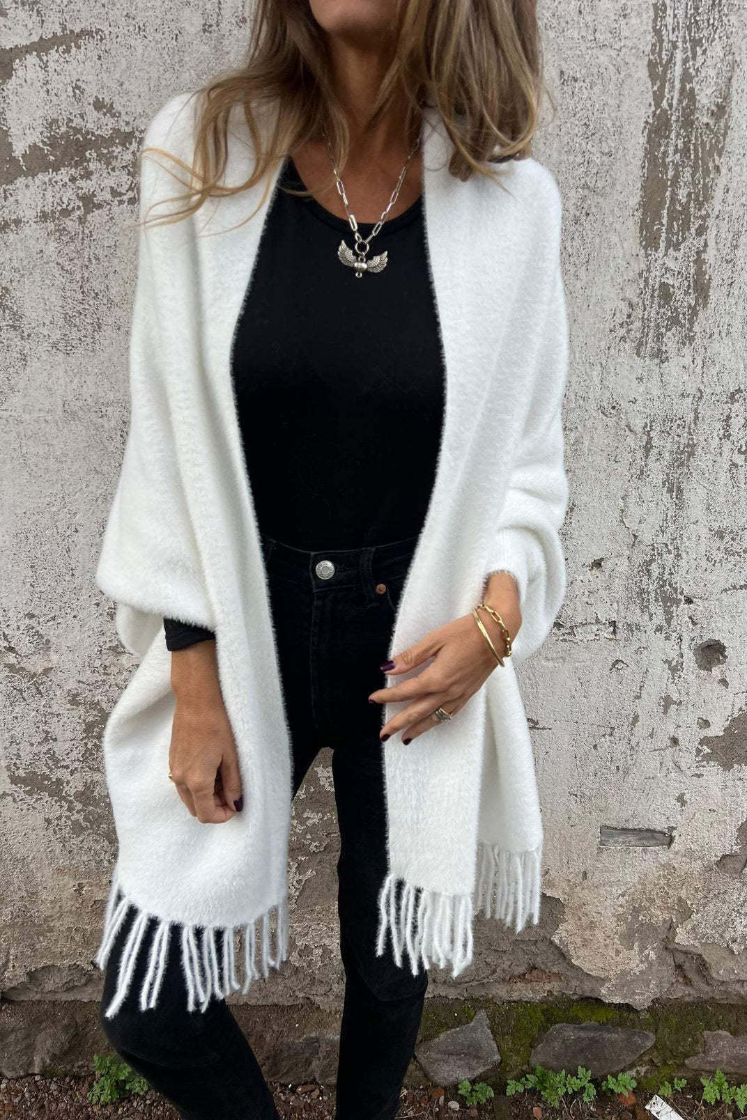 Women's Scarf Knit Plush with Fringes – Cozy Accessory for Fashion-Conscious