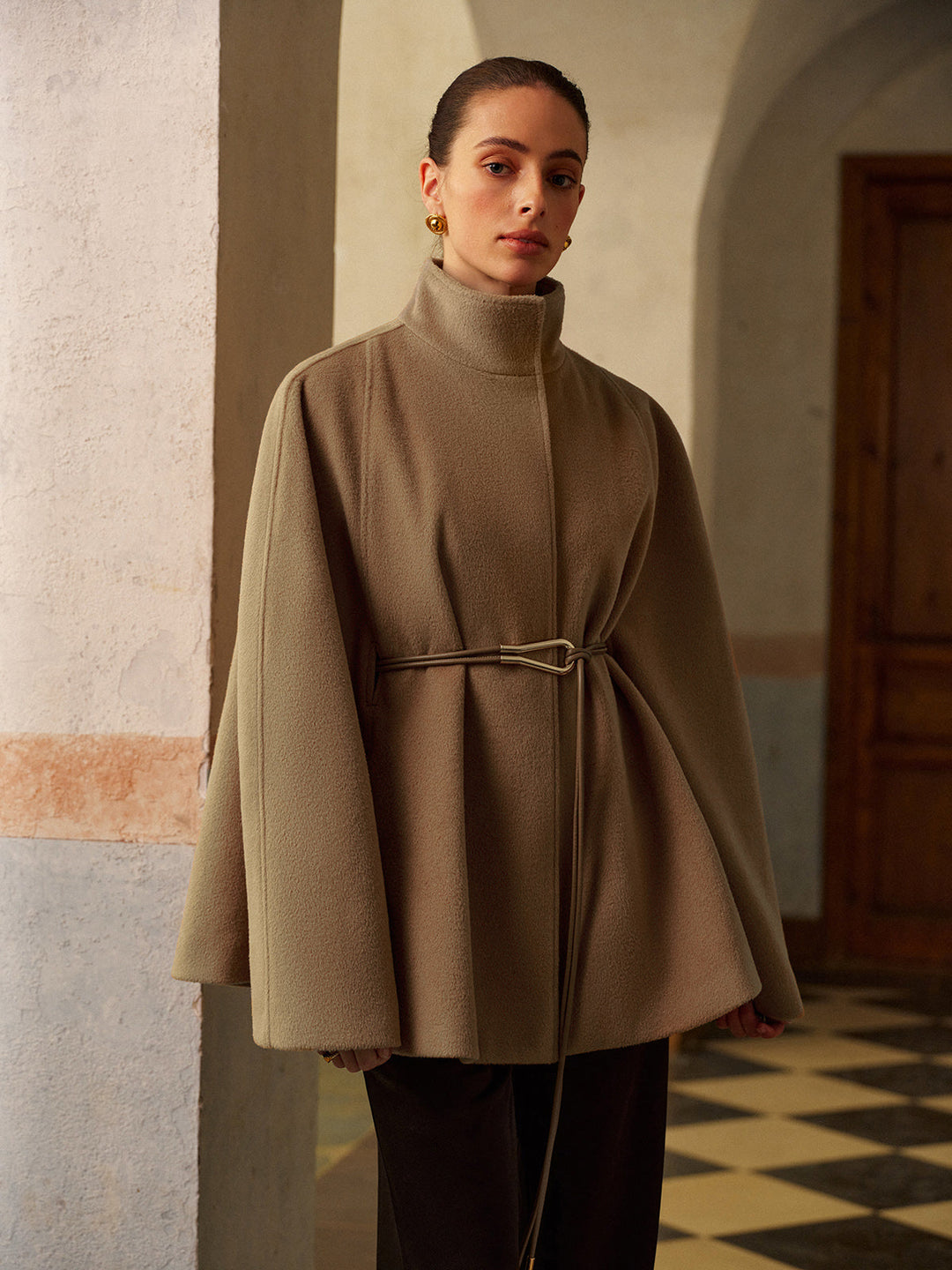 Manteau pour femmes avec col montant et ceinture