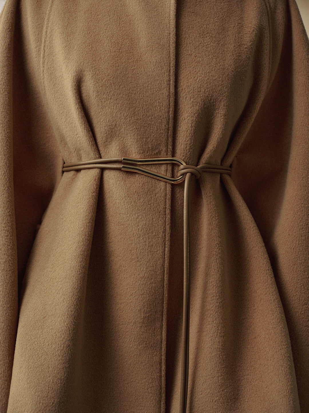Manteau pour femmes avec col montant et ceinture