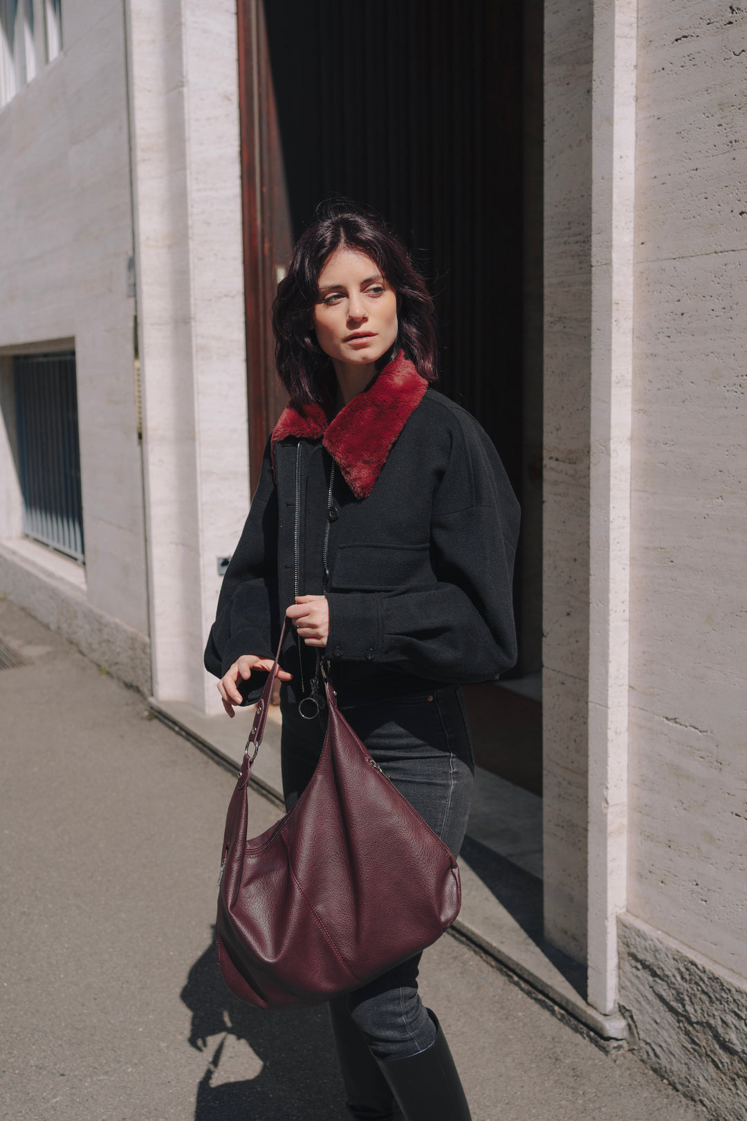 Women's shoulder bag made of vegan leather with adjustable shoulder strap – elegant crossbody bag