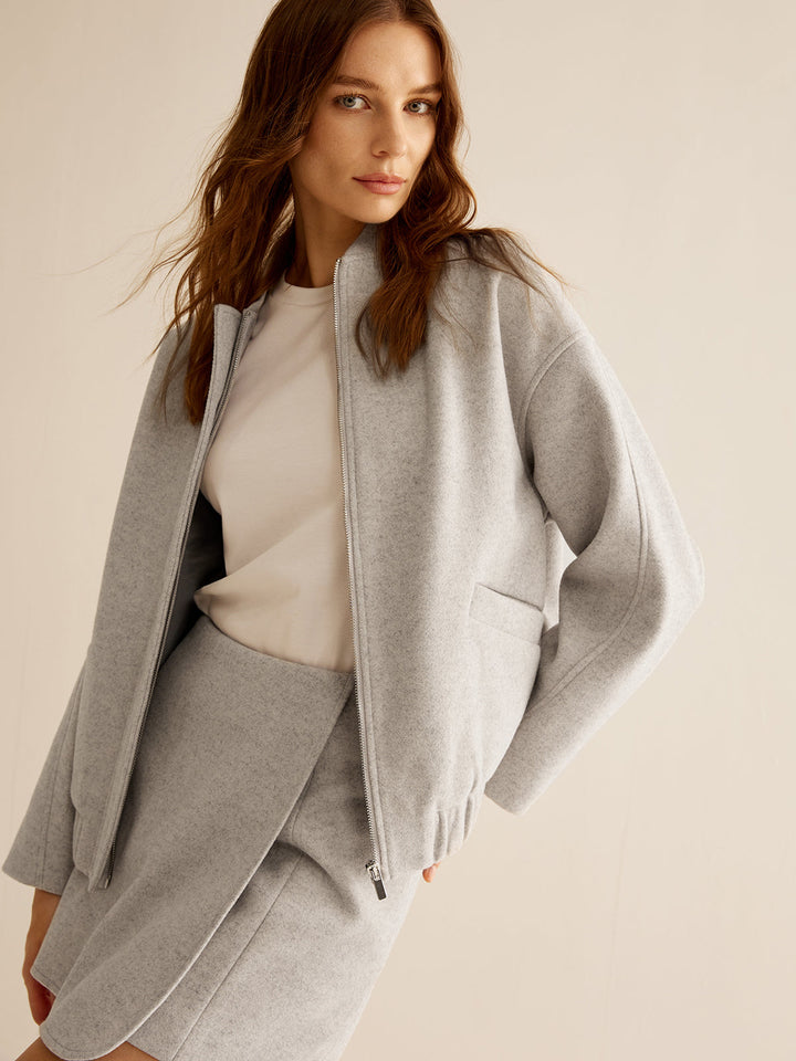 Women's jacket with pockets and zipper, long sleeves, simple elegance
