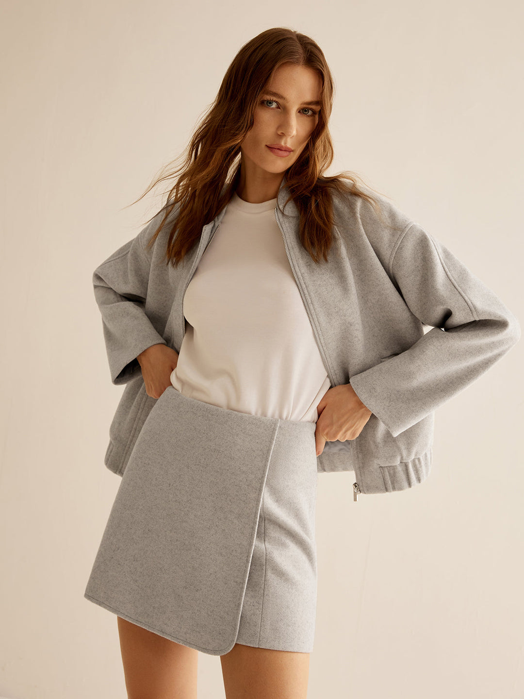 Women's jacket with pockets and zipper, long sleeves, simple elegance