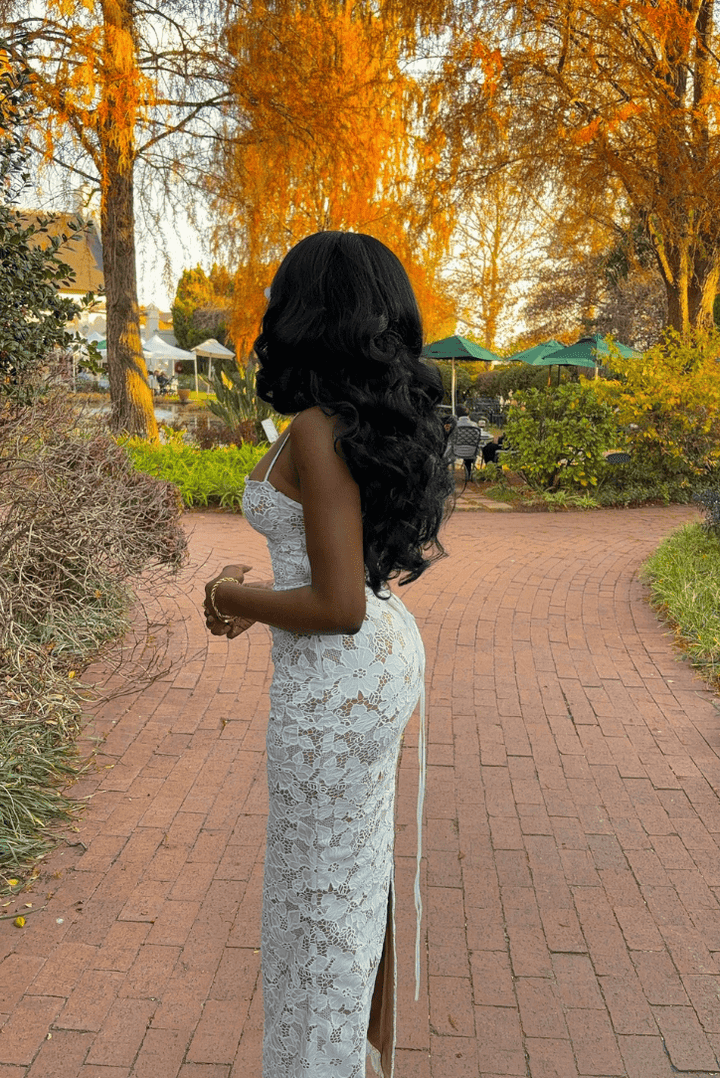 Elegantes Spitzen-Maxikleid – Fließende Abendrobe mit luxuriöser Spitze