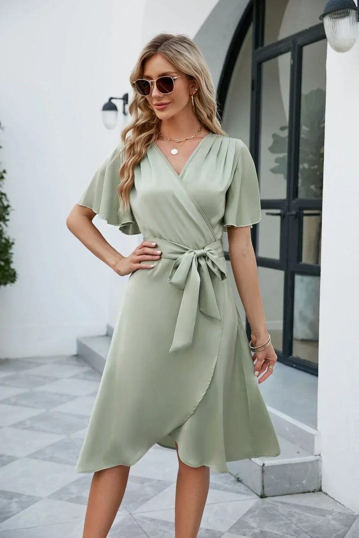 Elegantes Wickelkleid mit Taillenschleife – Midi-Länge, V-Ausschnitt