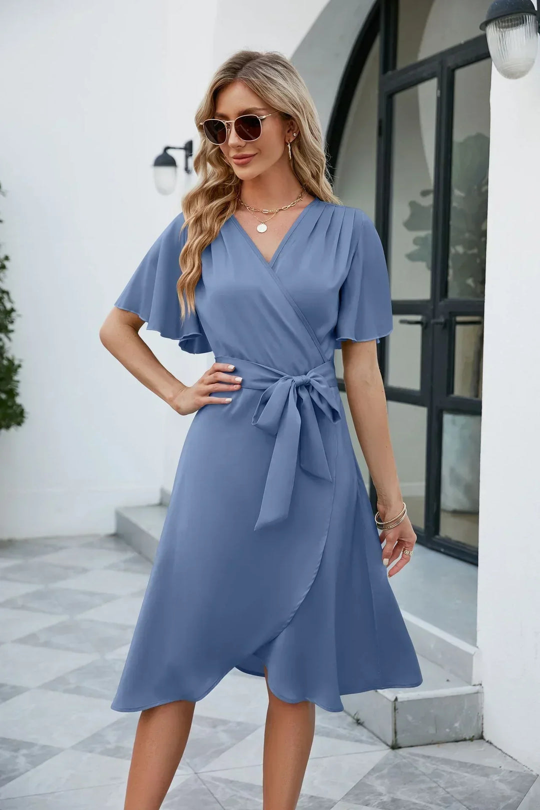 Elegantes Wickelkleid mit Taillenschleife – Midi-Länge, V-Ausschnitt