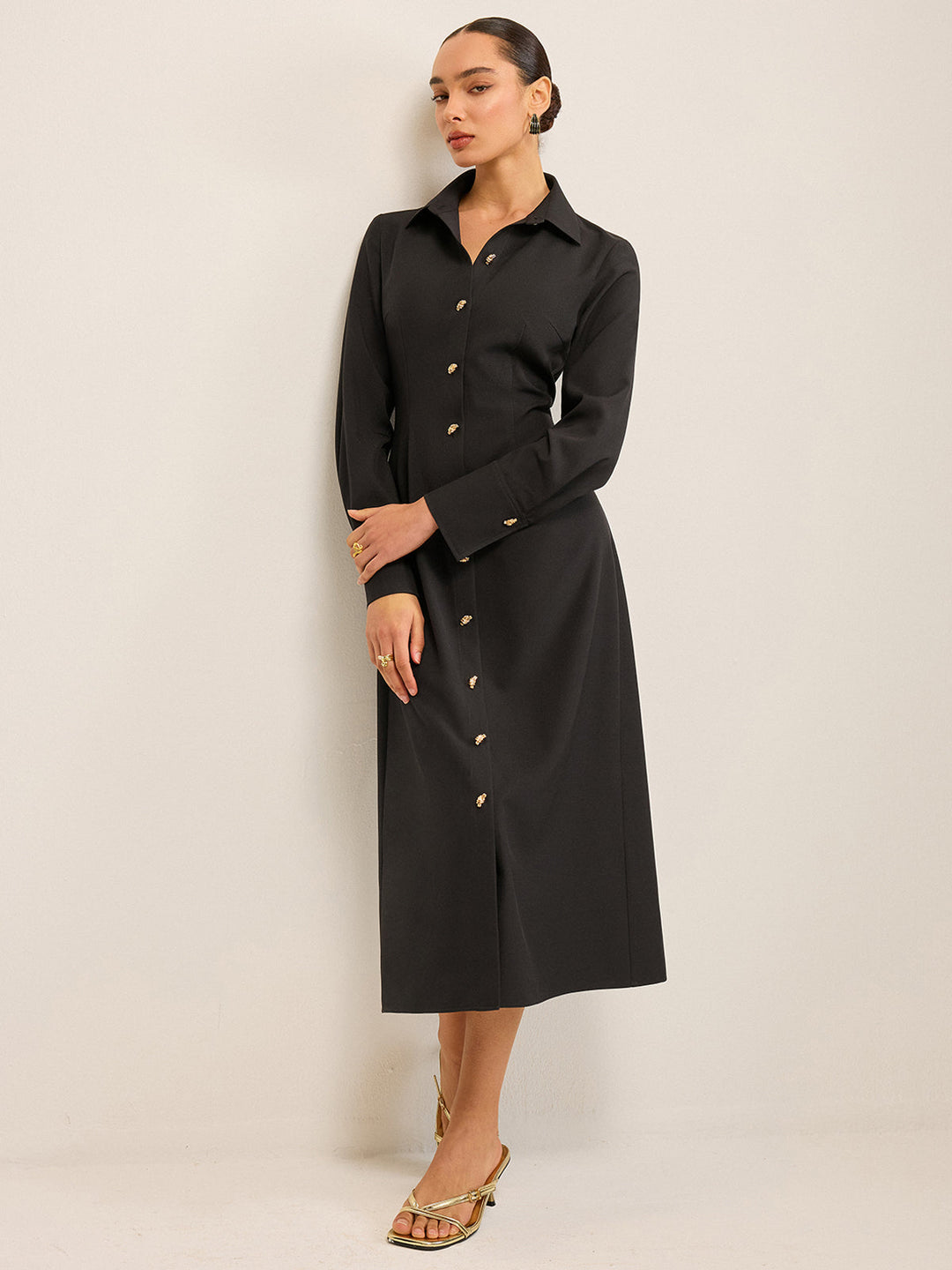 Élégante robe-chemise à manches longues avec fermeture à boutons-pression