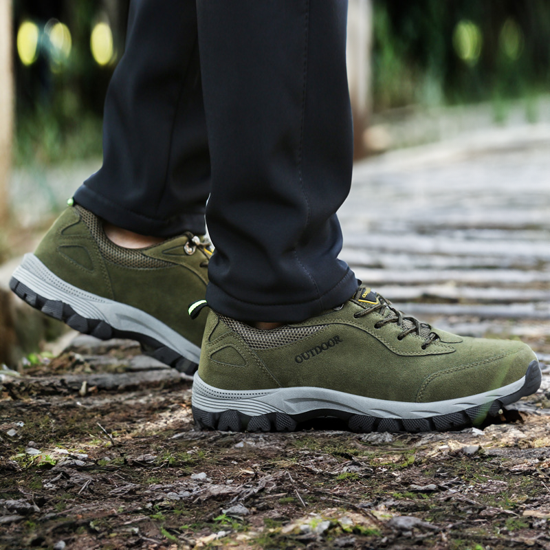 Men's hiking shoes lacing system robust design