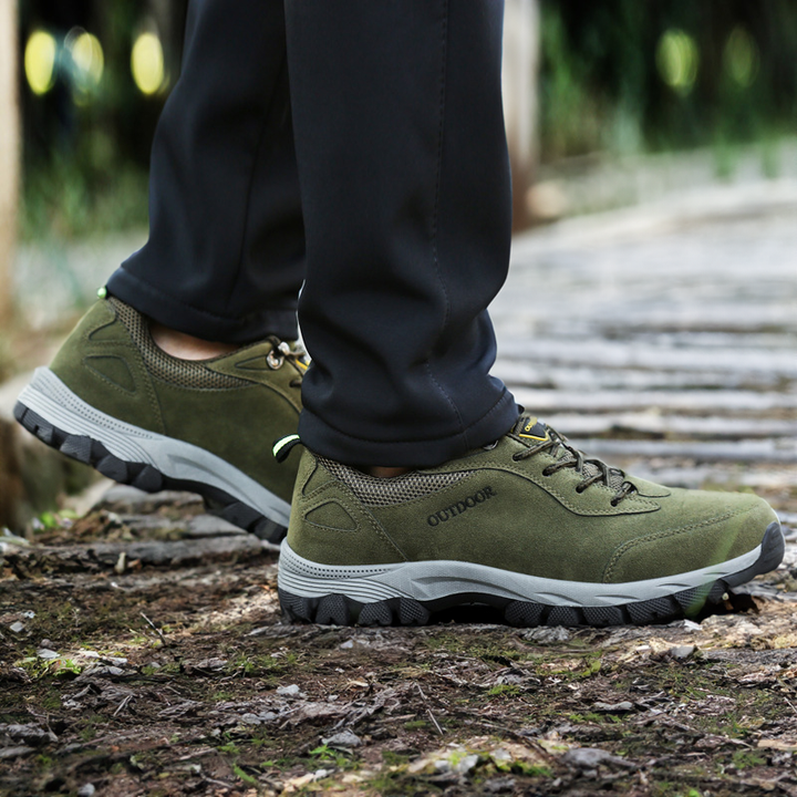 Men's hiking shoes lacing system robust design