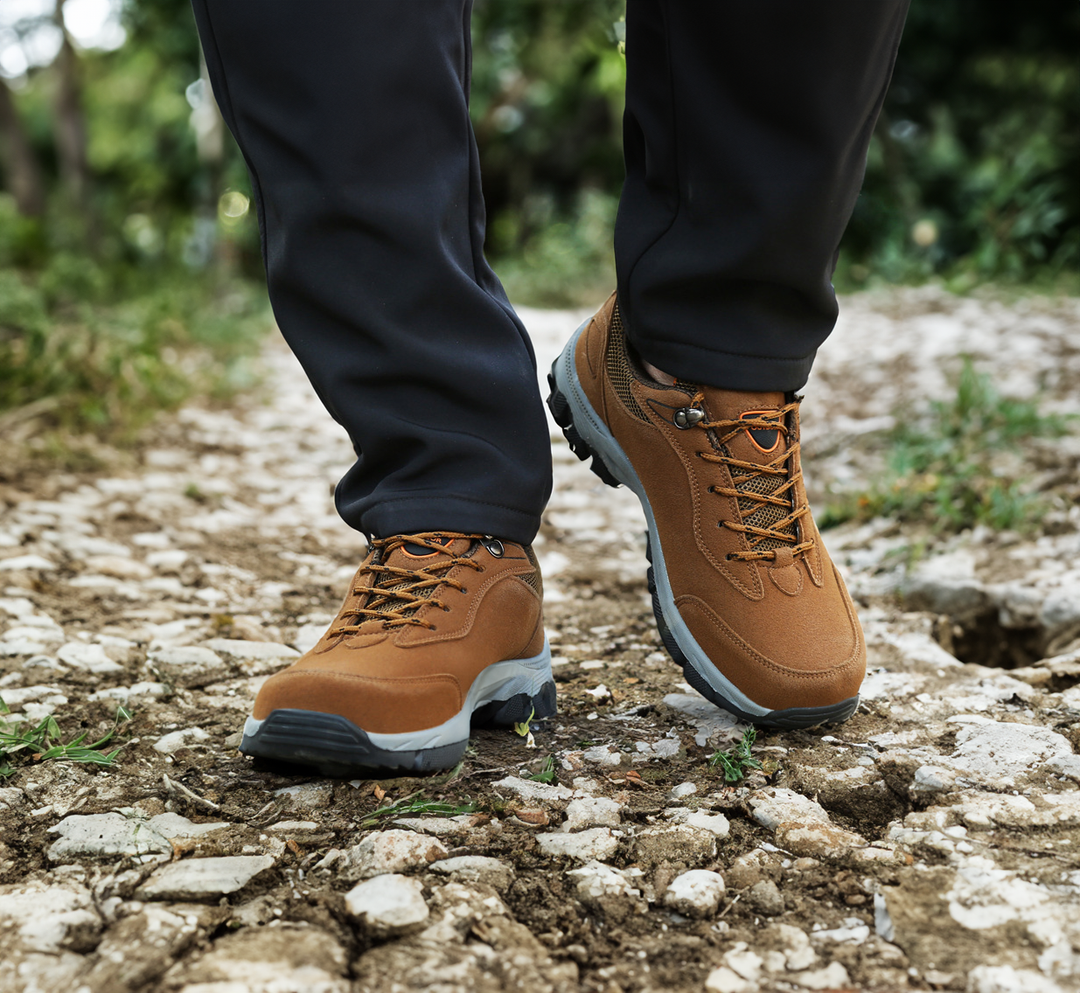 Men's hiking shoes lacing system robust design