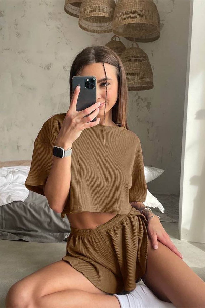 Ensemble femme avec crop-top et shorts en tricot gaufré – décontracté et confortable