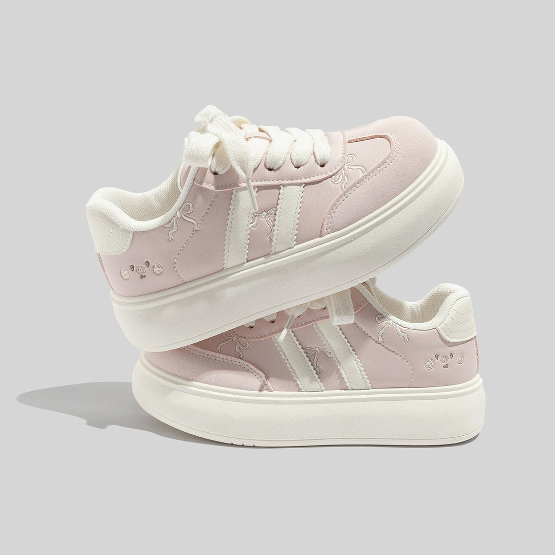 Damen Trendige Schnürbare Wildleder Sneaker Mit Roten Schnürsenkeln