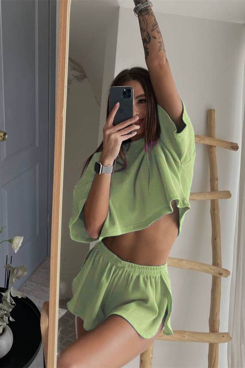 Ensemble femme avec crop-top et shorts en tricot gaufré – décontracté et confortable