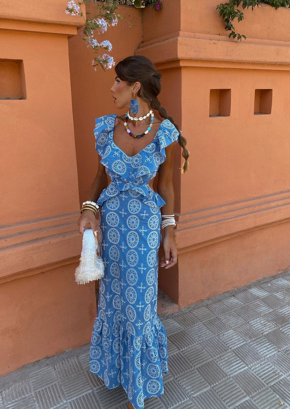 Rückenfreies Maxikleid mit Stickerei: Eleganz für den Sommer 0