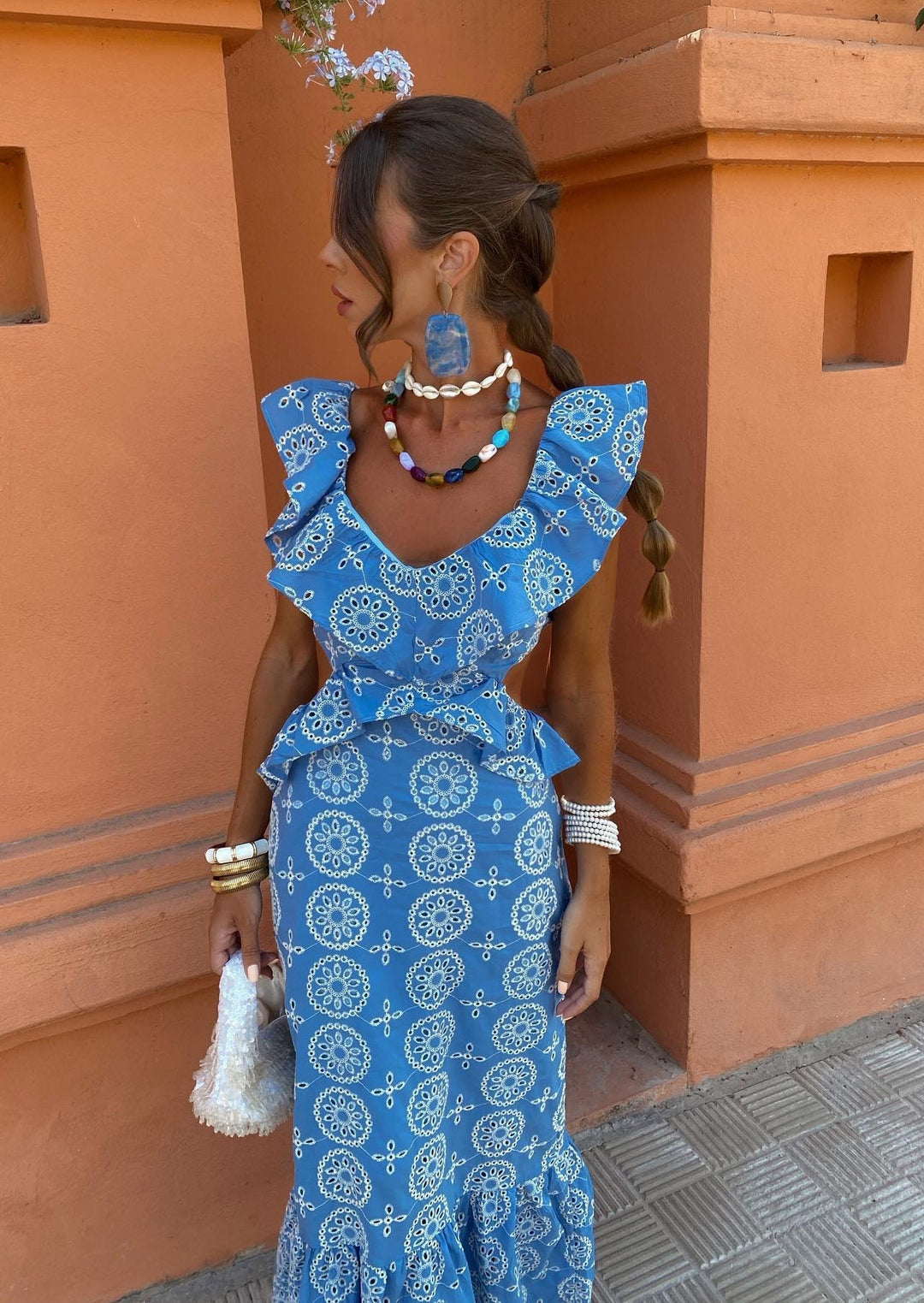 Rückenfreies Maxikleid mit Stickerei: Eleganz für den Sommer 6