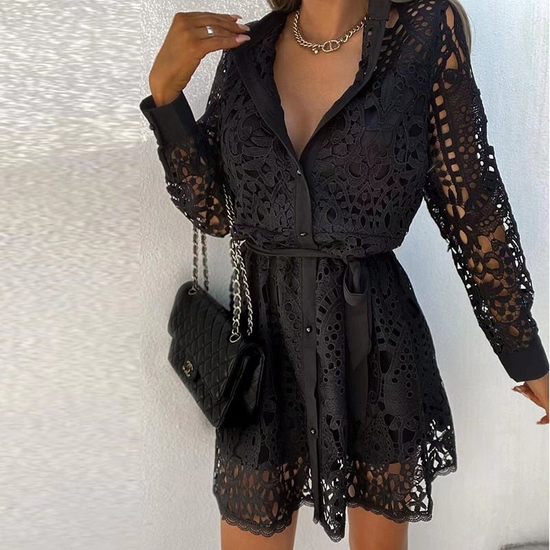 Kurzes Spitzenkleid mit Gürtel – Weiß, Schwarz oder Gold