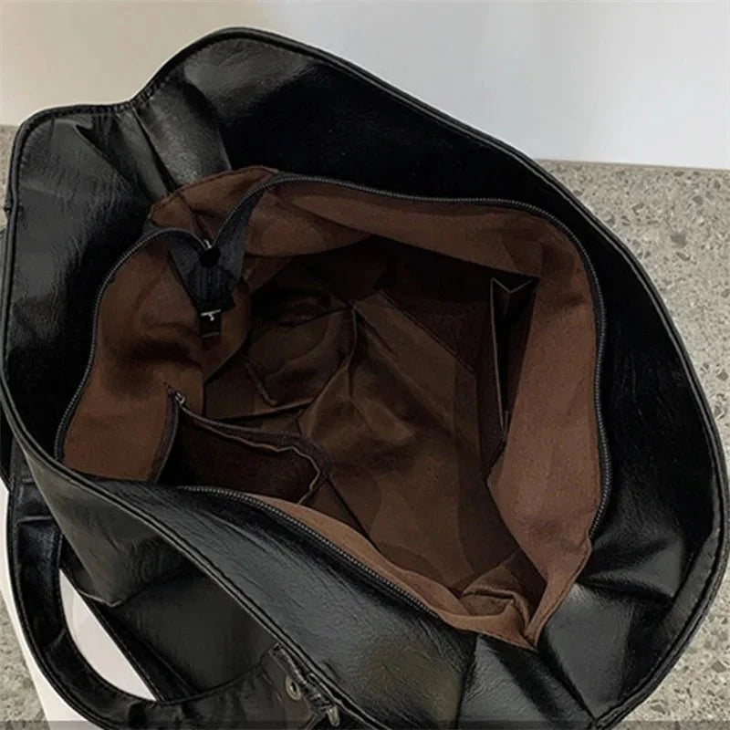 Elegant tote bag made of faux leather