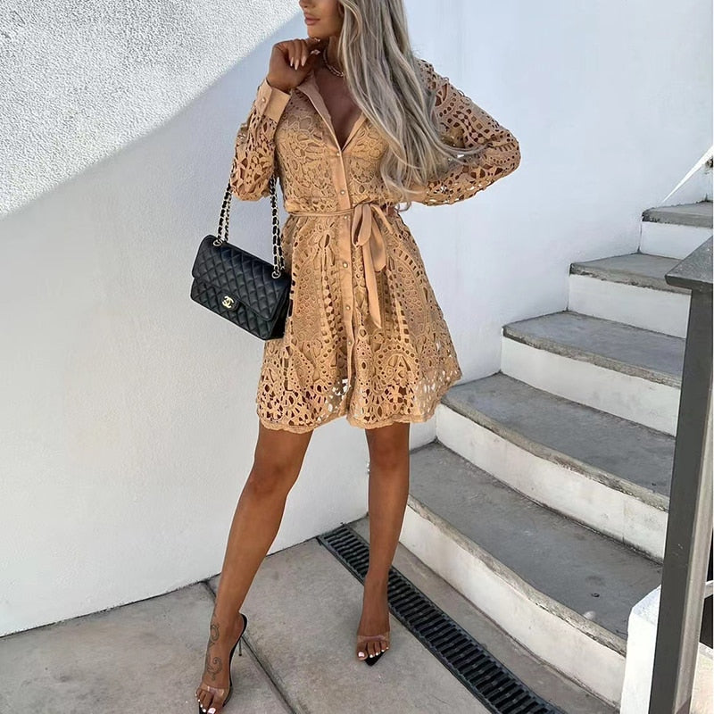 Kurzes Spitzenkleid mit Gürtel – Weiß, Schwarz oder Gold