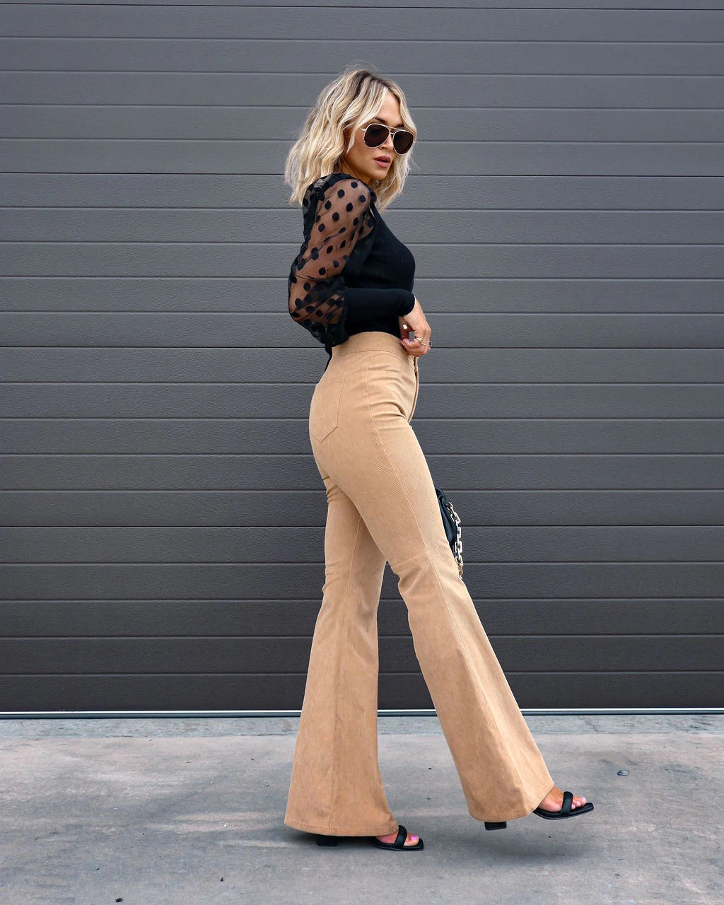 Women's velvet pants with high waistband and elegant cut