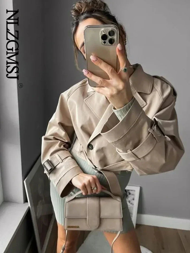 Women's trench coat made of cotton blend with cropped cut and lapel collar