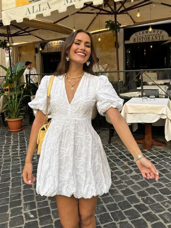 Weiße Sommerkleid mit Stickerei & Rüschen