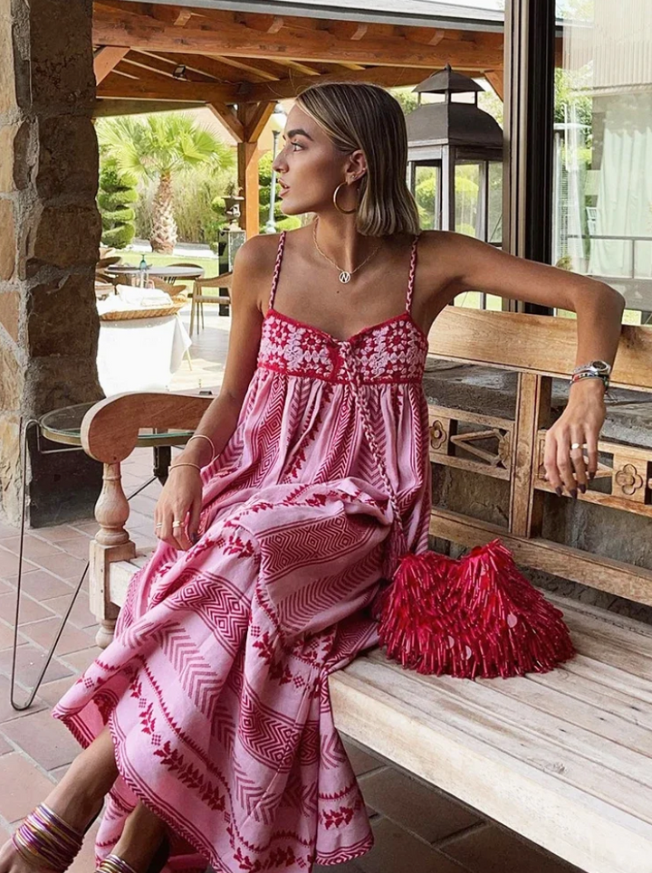 Sukienka maxi boho z haftem i cienkimi ramiączkami – letnia elegancja