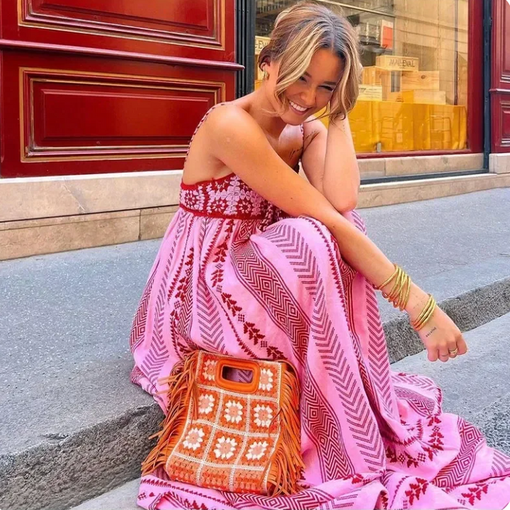 Sukienka maxi boho z haftem i cienkimi ramiączkami – letnia elegancja