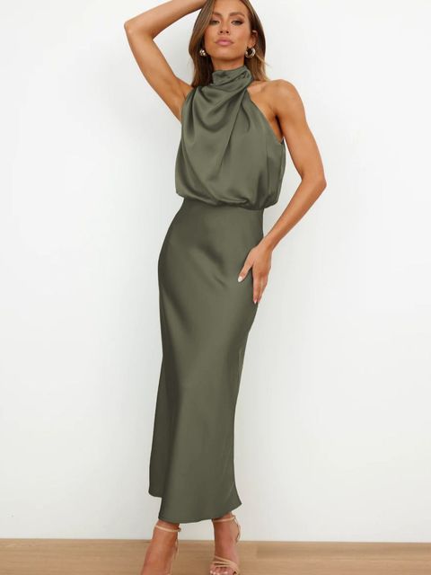 Elegantes Satinkleid mit Neckholder – Luxuriöse Silhouette